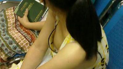 医院里的春光图美女无奈的被吃豆腐  挤公交吃豆腐图片(5)(点击浏览下一张趣图)