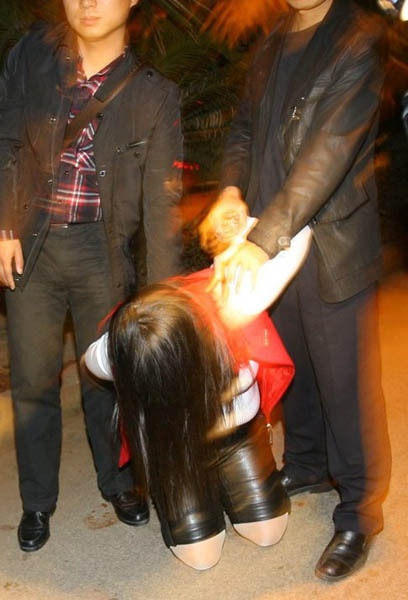 小巷大妈站街女图 去路边擦鞋阿姨问我要(点击浏览下一张趣图)