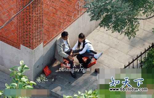 美女戏水后的尴尬一幕 街边擦鞋女的惊人一幕(点击浏览下一张趣图)