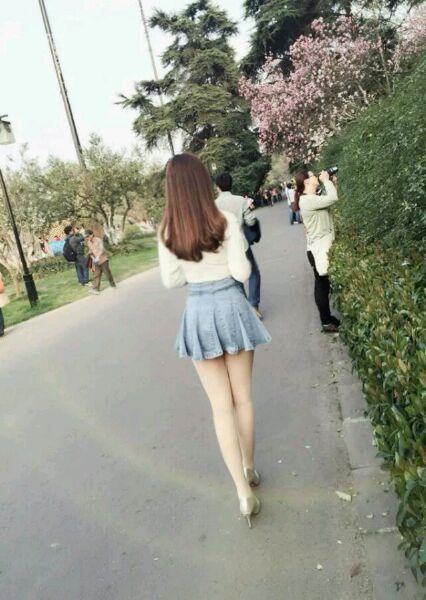 成都街拍大白腿图 夏天大白腿 高中大白腿 教室大白腿(6)(点击浏览下一张趣图)