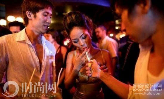 在酒吧陪客人睡图片 酒吧美女陪老板的视频(2)(点击浏览下一张趣图)