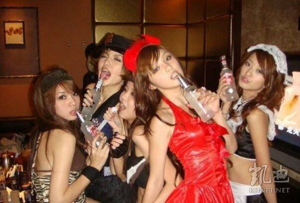 在酒吧陪客人睡图片 酒吧美女陪老板的视频(7)(点击浏览下一张趣图)