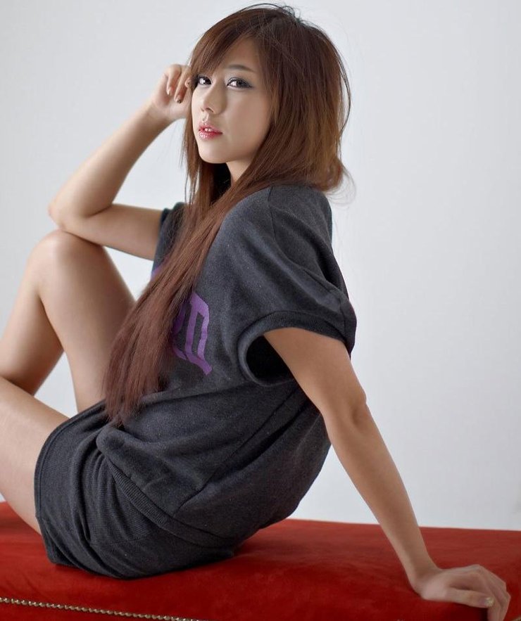 韩国90后嫩模清纯室内照黄色美女图片(4)(点击浏览下一张趣图)