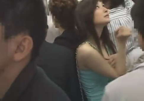 地铁红衣女子遭摸图片 夏天公交咸猪手视频(点击浏览下一张趣图)