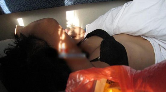 地铁女熟睡袭胸 睡觉女乘客图片(2)(点击浏览下一张趣图)