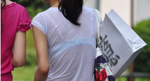 透过衣服缝看见胸罩 夏天看女同学胸罩(点击浏览下一张趣图)