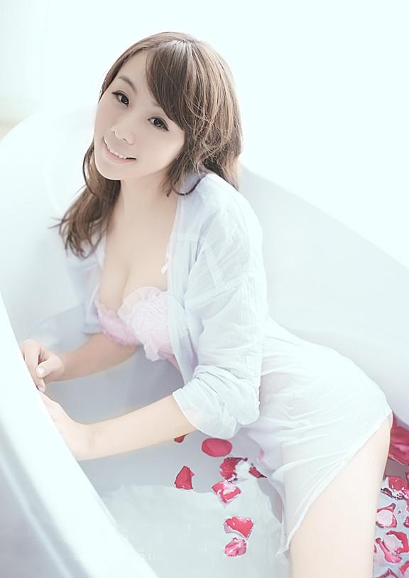 浴巾美女湿身玫瑰浴诱惑私房(点击浏览下一张趣图)