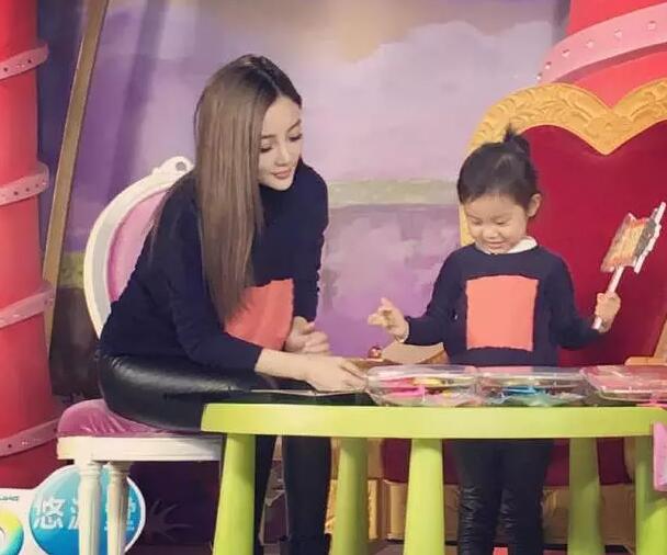 贾乃亮女儿和媳妇照片(5)(点击浏览下一张趣图)