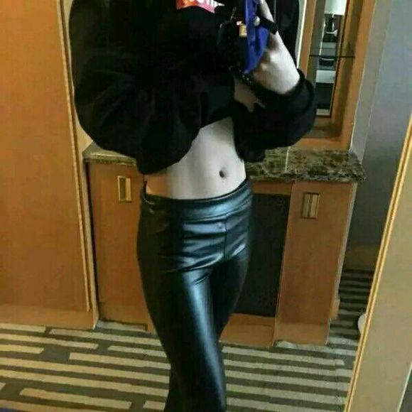 我穿一身皮裤好看吗 穿黑色弹性裤的女生(点击浏览下一张趣图)