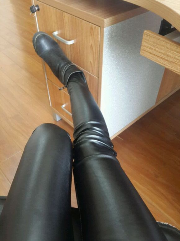 我穿一身皮裤好看吗 穿黑色弹性裤的女生(3)(点击浏览下一张趣图)