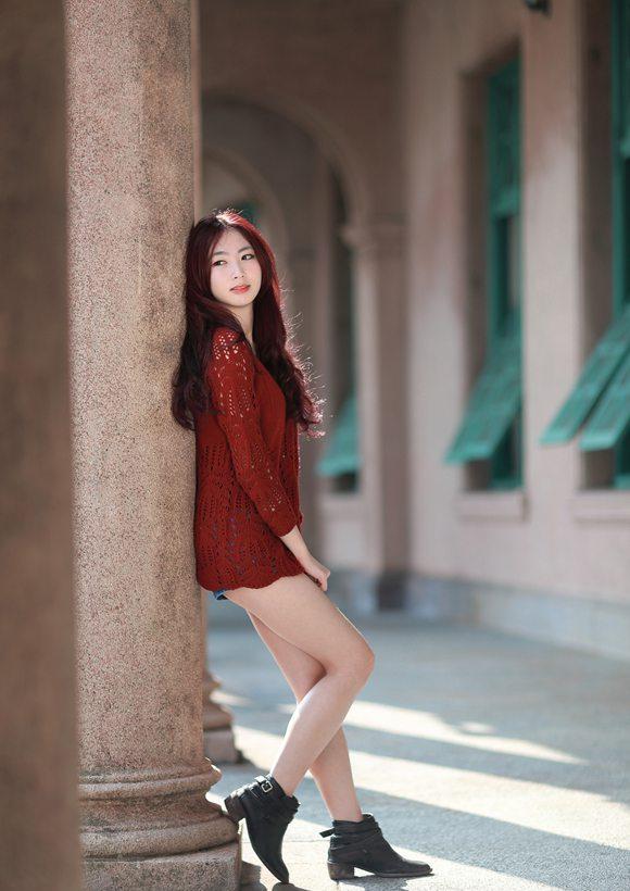 花丛中美女艾薇街拍美腿唯美写真(点击浏览下一张趣图)