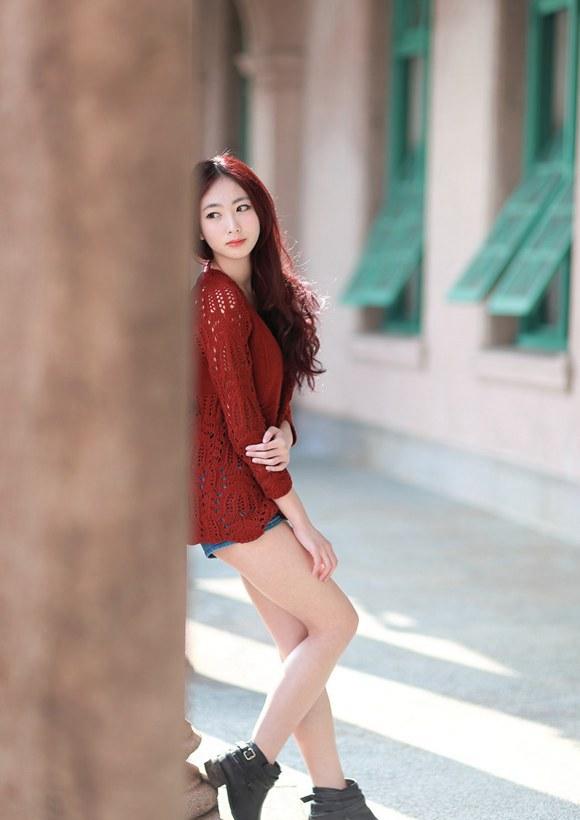 花丛中美女艾薇街拍美腿唯美写真(5)(点击浏览下一张趣图)