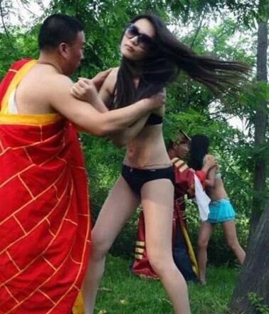 和尚放开手中的美女让我来(点击浏览下一张趣图)
