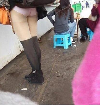 妹子你的裤裤出来了(点击浏览下一张趣图)