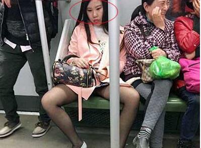 妹子请把你分开的丝袜双腿合上(点击浏览下一张趣图)
