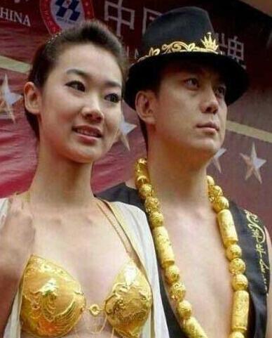 黄金胸罩很贵的哦(点击浏览下一张趣图)