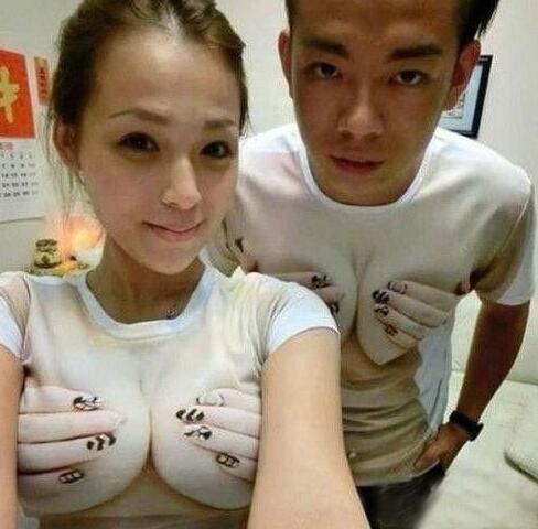 谁在摸妹子的胸部(点击浏览下一张趣图)