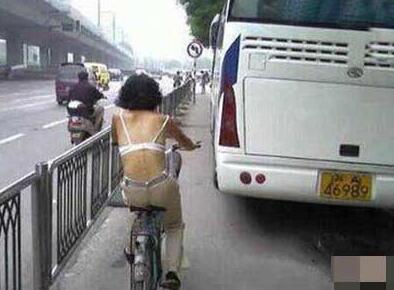 大姐你的胸罩！！(点击浏览下一张趣图)