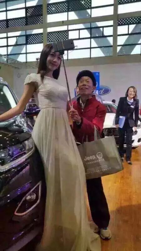 史上最强的猥琐男，车模这样真的可以么(点击浏览下一张趣图)