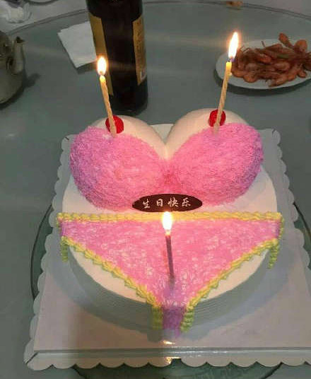 比基尼的蛋糕，女票很喜欢(点击浏览下一张趣图)