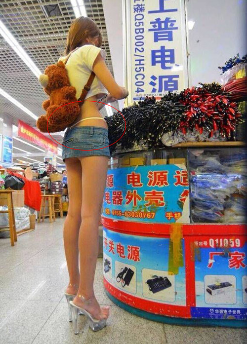 超时遇见一美女背着小熊，你是安妮么(点击浏览下一张趣图)