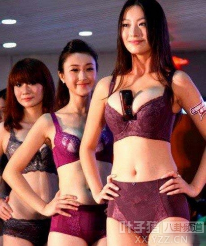 胸部能夹住手机的模特才是好模特(点击浏览下一张趣图)