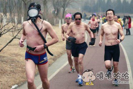 带着防毒面具来跑步(点击浏览下一张趣图)
