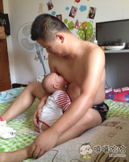 男人也可以给小孩喂奶了(点击浏览下一张趣图)