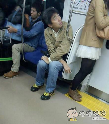 真实地跌猥琐男偷拍裙底现场(点击浏览下一张趣图)