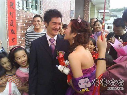 新娘要喝新娘的奶奶了(点击浏览下一张趣图)