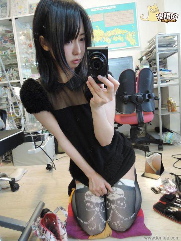 黑丝丝袜美女有十个亮点找找看(点击浏览下一张趣图)