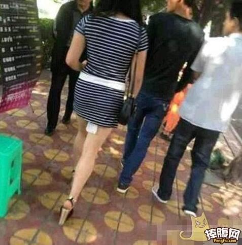 街拍美女卫生巾露出来了(点击浏览下一张趣图)