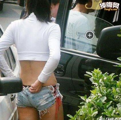 街拍美女的不雅行为(点击浏览下一张趣图)
