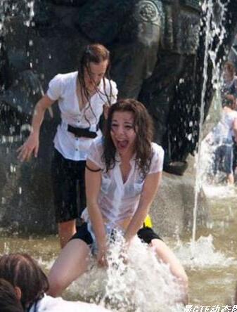 美女下面都湿透了(点击浏览下一张趣图)