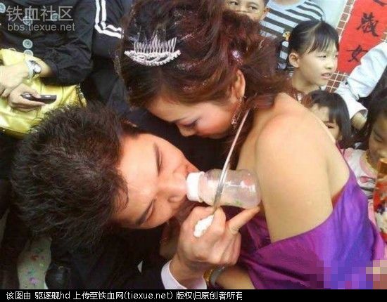 闹洞房视频大全集 各地闹洞房的图片(11)(点击浏览下一张趣图)
