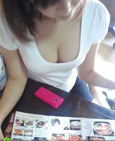 美女点菜呢，看什么看(点击浏览下一张趣图)