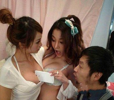 胸部能夹住手机的才是大胸部(点击浏览下一张趣图)