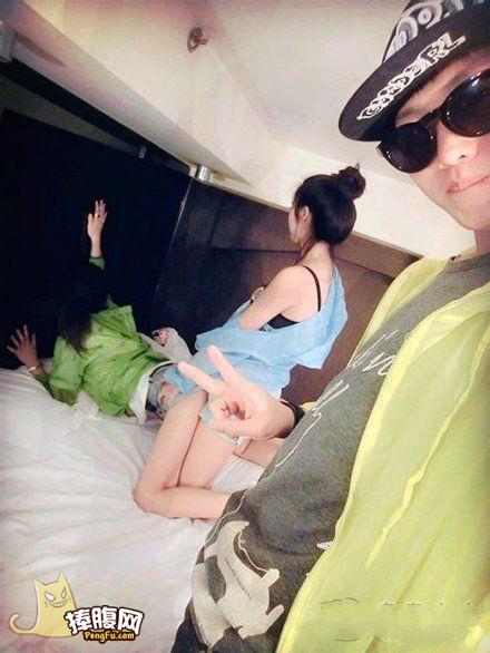 两位闺蜜美女竟然在床上玩、、、、(点击浏览下一张趣图)