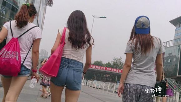 紧身小脚牛仔裤美女诱惑图片欣赏(点击浏览下一张趣图)