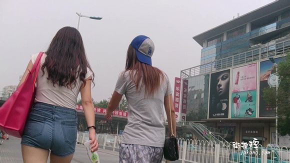 紧身小脚牛仔裤美女诱惑图片欣赏(2)(点击浏览下一张趣图)