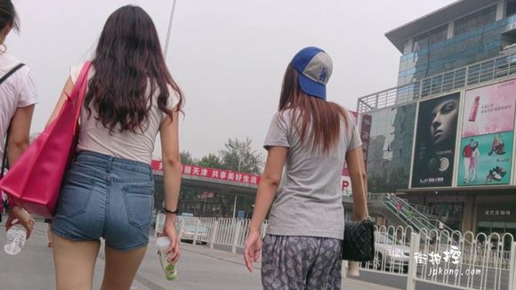 紧身小脚牛仔裤美女诱惑图片欣赏(3)(点击浏览下一张趣图)
