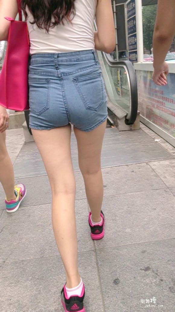 紧身小脚牛仔裤美女诱惑图片欣赏(6)(点击浏览下一张趣图)