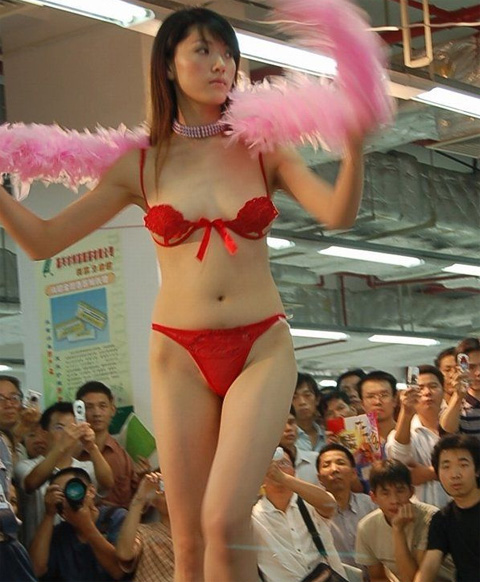 男人为何喜欢女人的胸和臀(点击浏览下一张趣图)