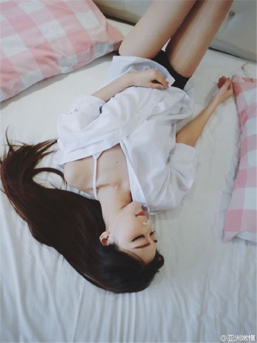 公交车的春光图片欣赏 美女女菜菜市场春光图(2)(点击浏览下一张趣图)
