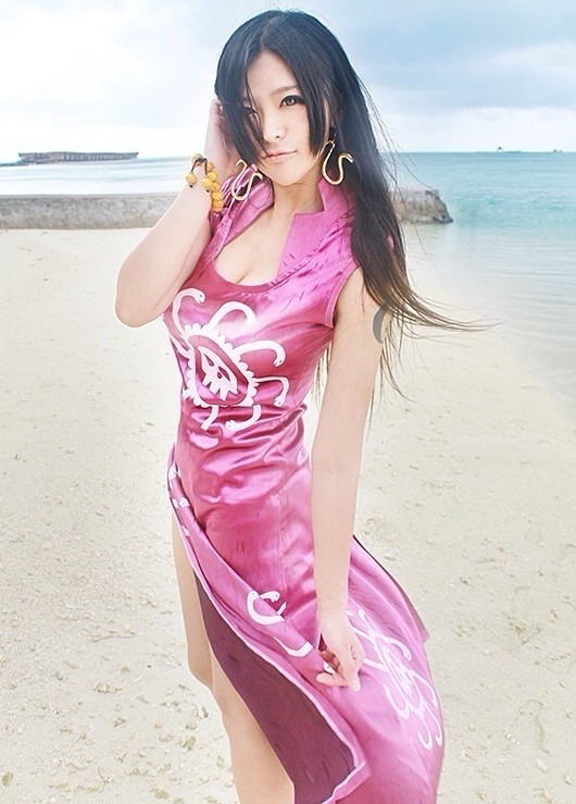 傲人双乳修长美腿野猪桃桃宝性感女帝COS(点击浏览下一张趣图)