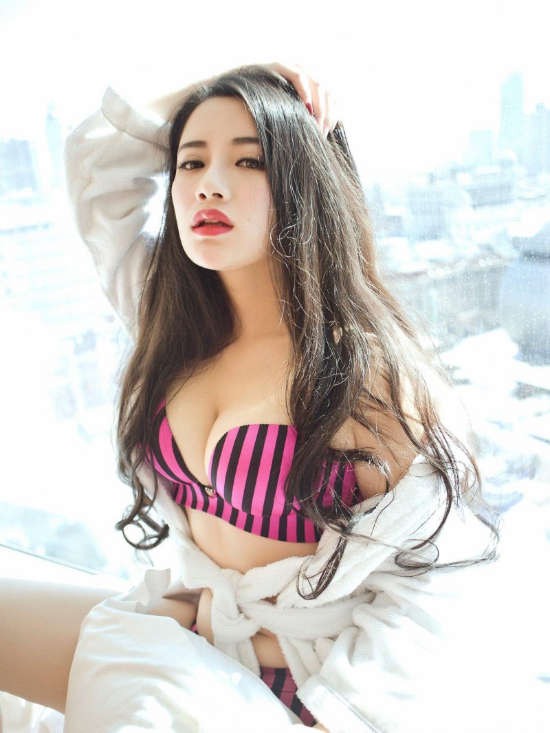 爆乳女神性感连体衣私房诱惑写真(6)(点击浏览下一张趣图)