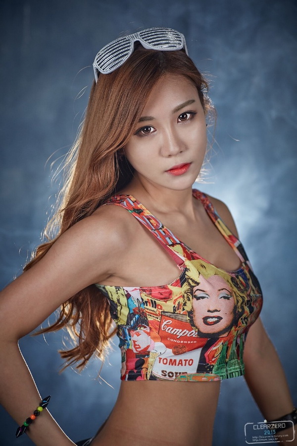 聚光灯下的时尚性感女郎网袜诱惑写真(5)(点击浏览下一张趣图)