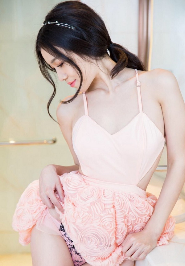 性感美女长腿酥胸私房性感诱惑写真(点击浏览下一张趣图)