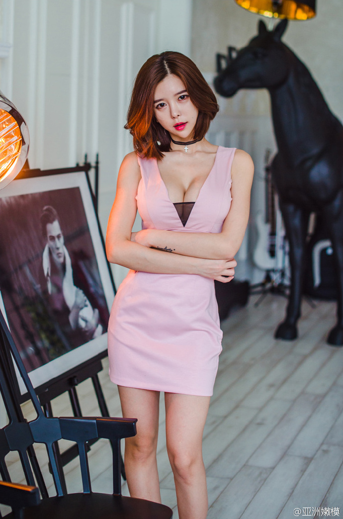 粉色美女图片丰乳翘臀极品性感写真集(4)(点击浏览下一张趣图)