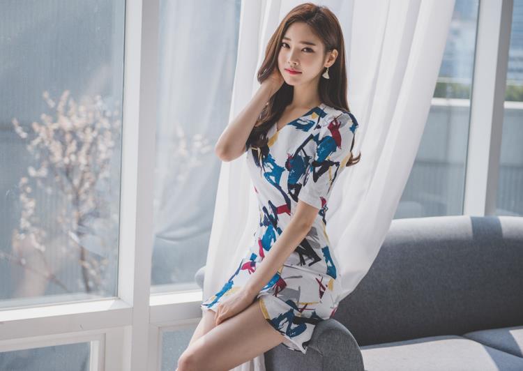 气质美女印花短裙性感美腿写真图片(点击浏览下一张趣图)